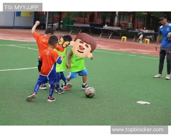 足球课小班的快乐成长之旅让每个孩子都能在绿茵场上绽放自我